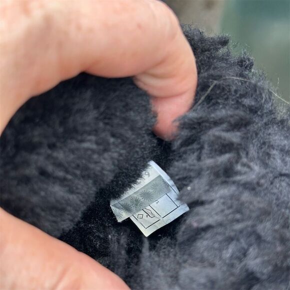 UGG Kids Classic Bailey Button II Black Ankle Boots Size 9 - Picture 8 of 9